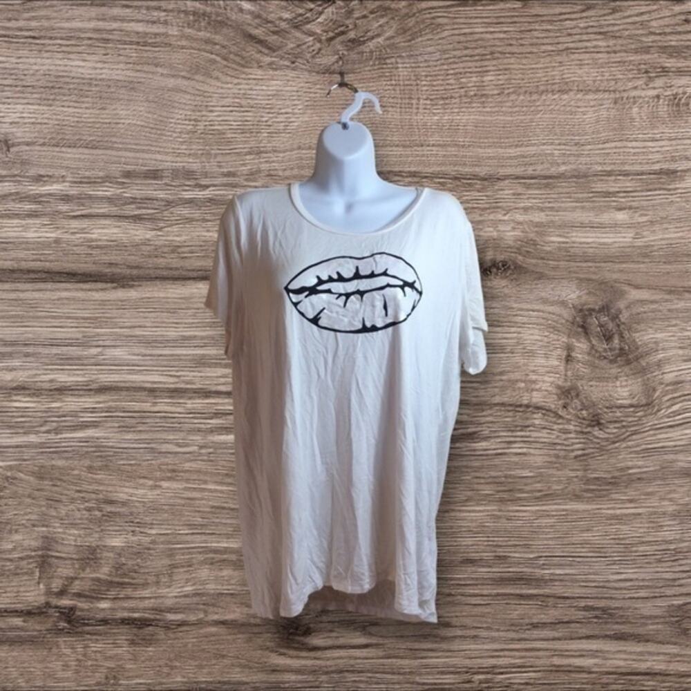 Torrid 2 super soft, iridescent lip T-shirt. White 2X